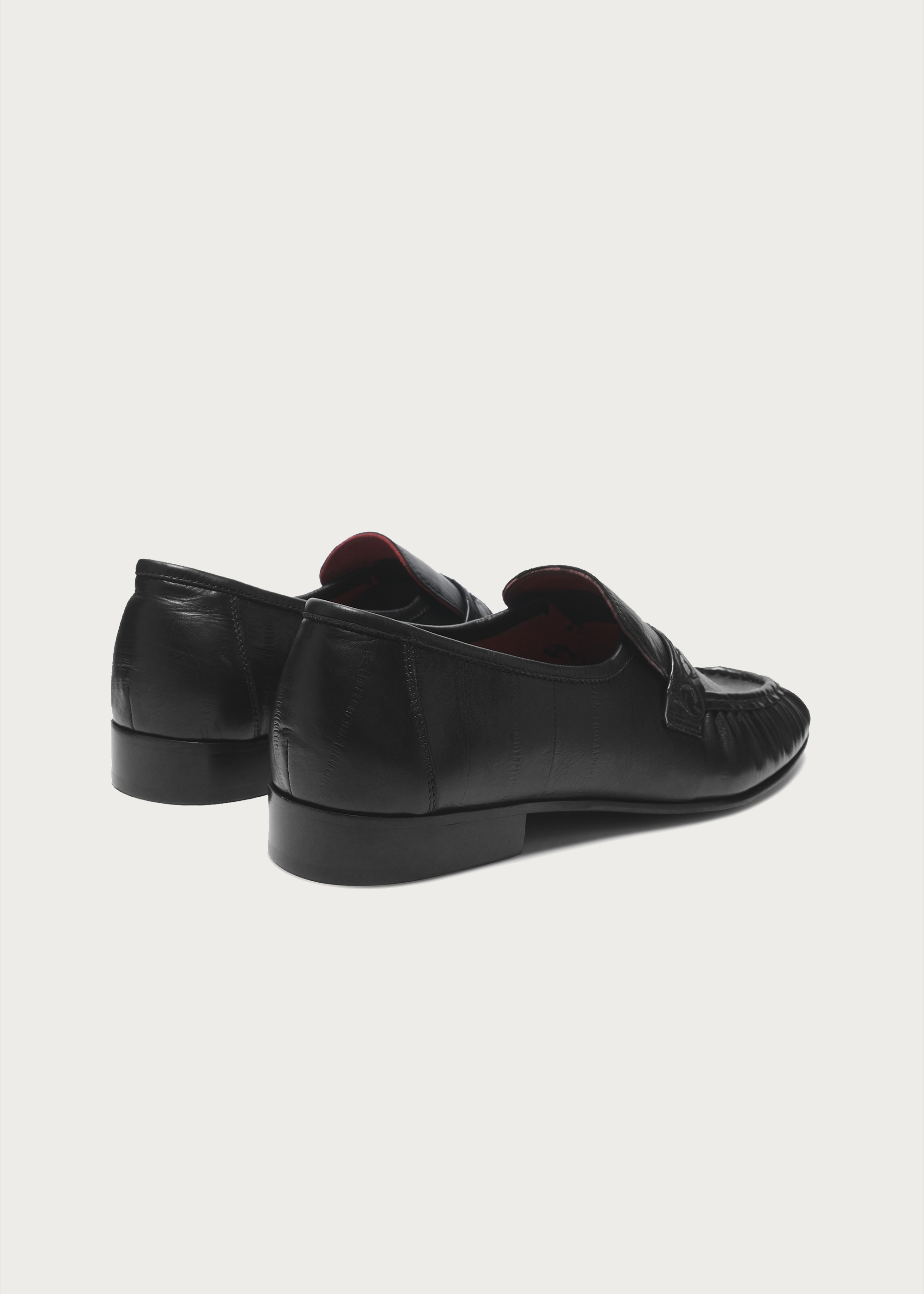 Loafers Vine-engraved Elegant black
