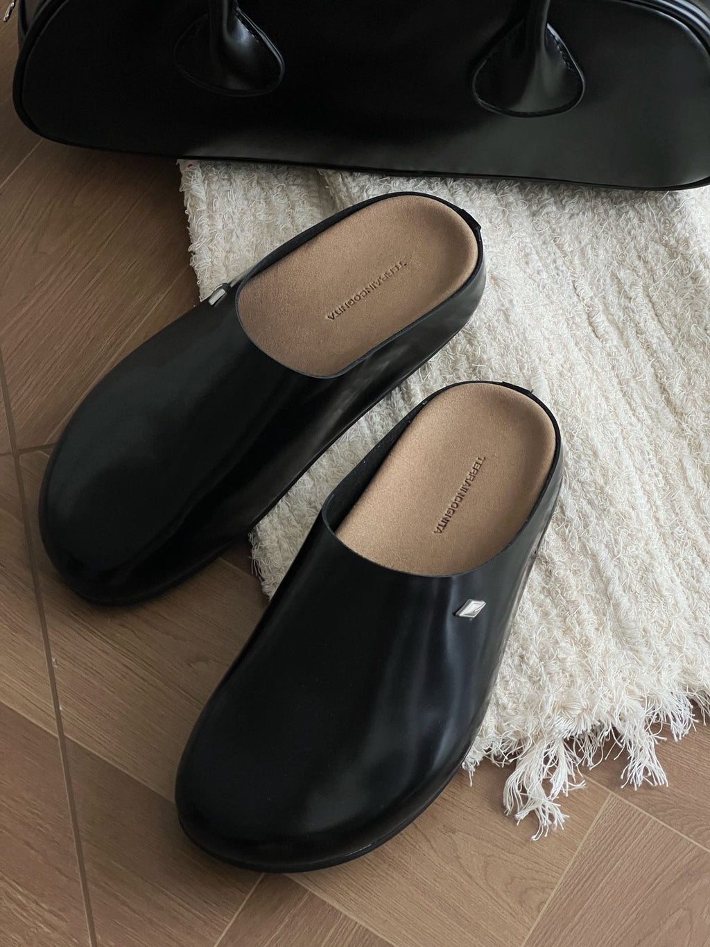 Star Emblem 3.0 Glossy Leather Clogs Black