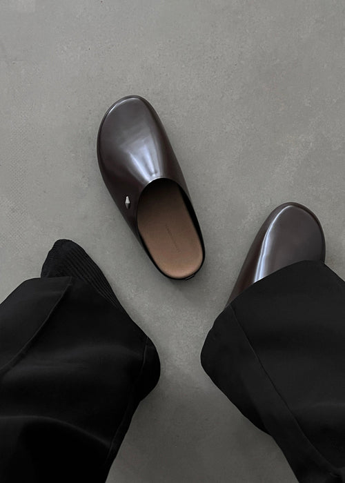 Star Emblem 3.0 Glossy Leather Clogs Brown