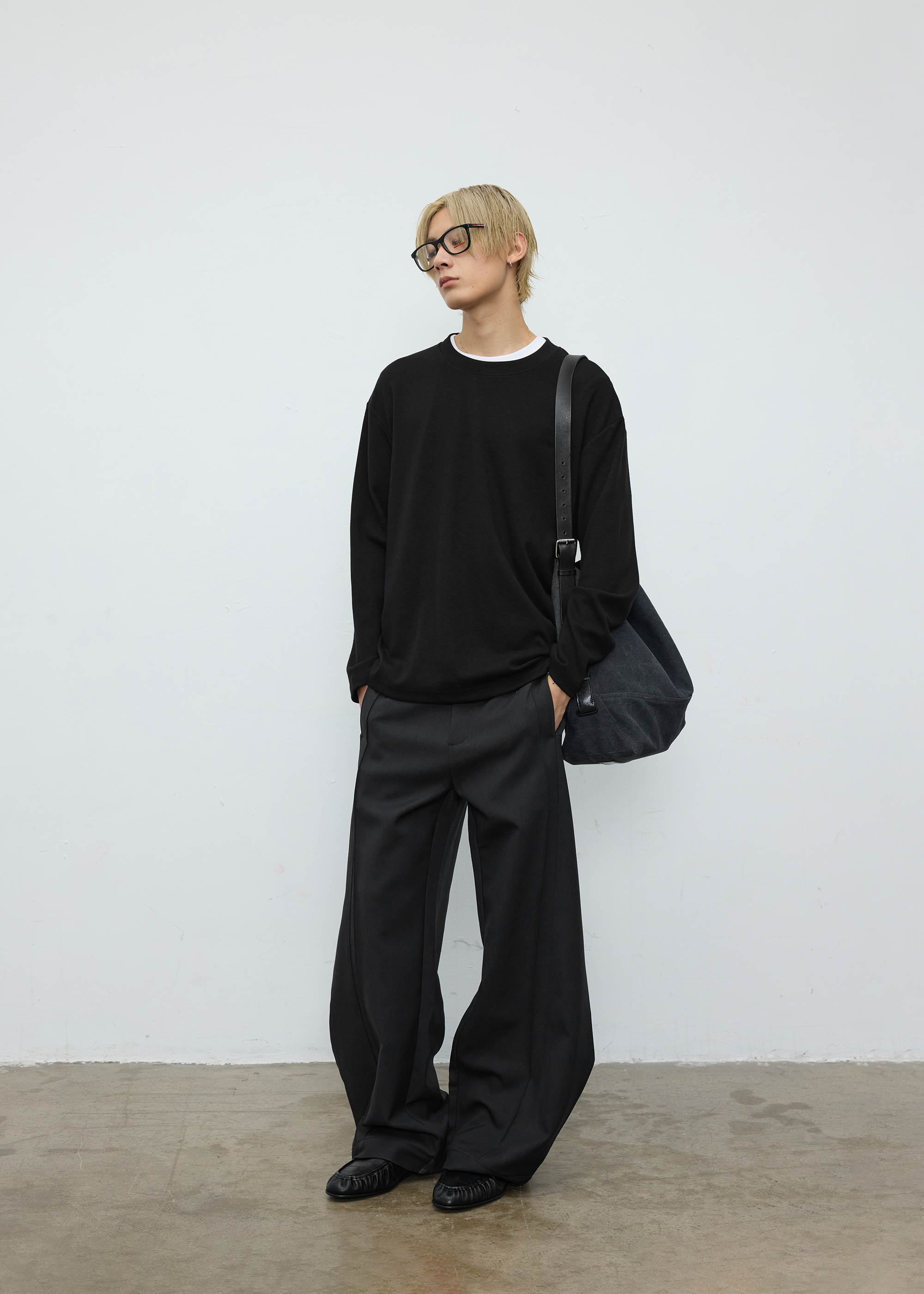 Three-dimensional quilted pleated design silhouette trousers Carbon gray