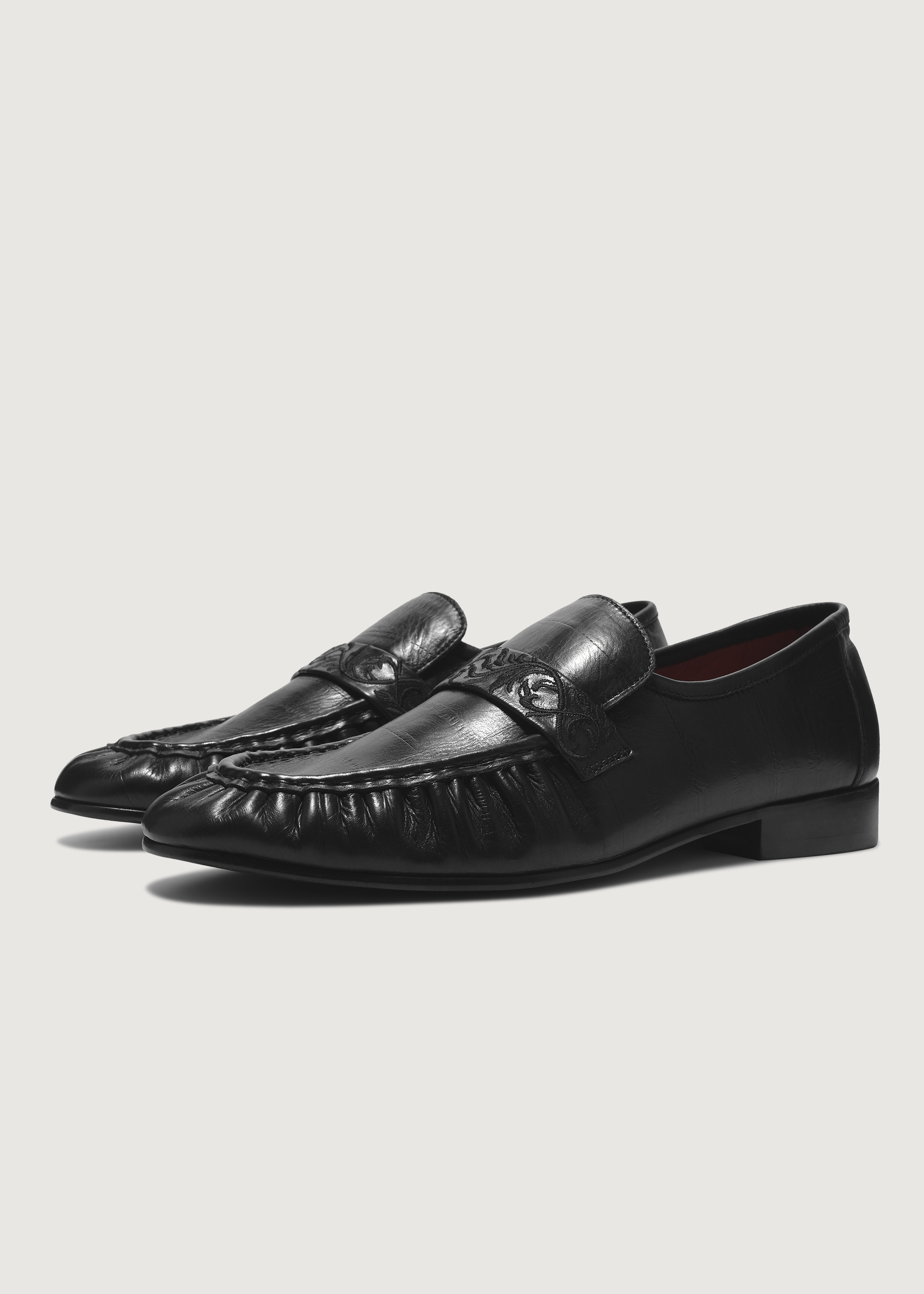Loafers Vine-engraved Elegant black