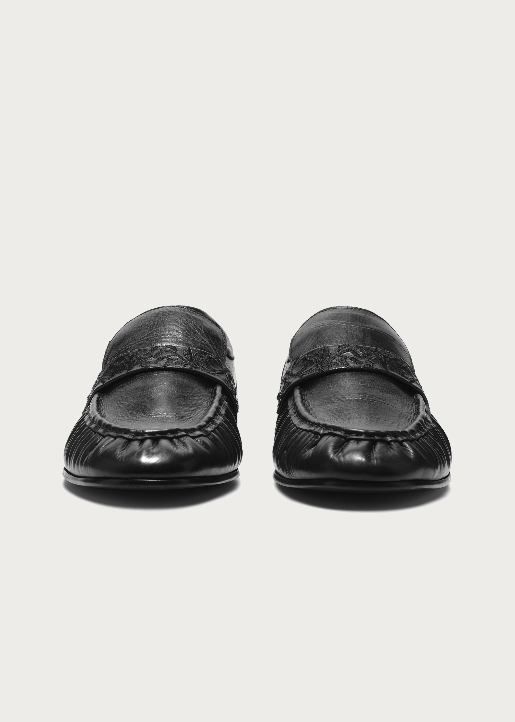 Loafers Vine-engraved Elegant black