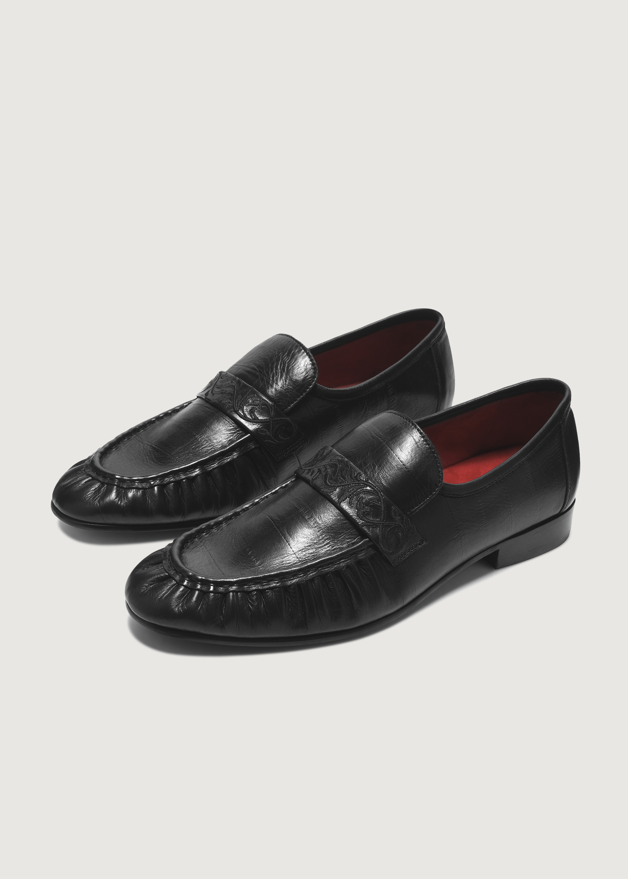 Loafers Vine-engraved Elegant black