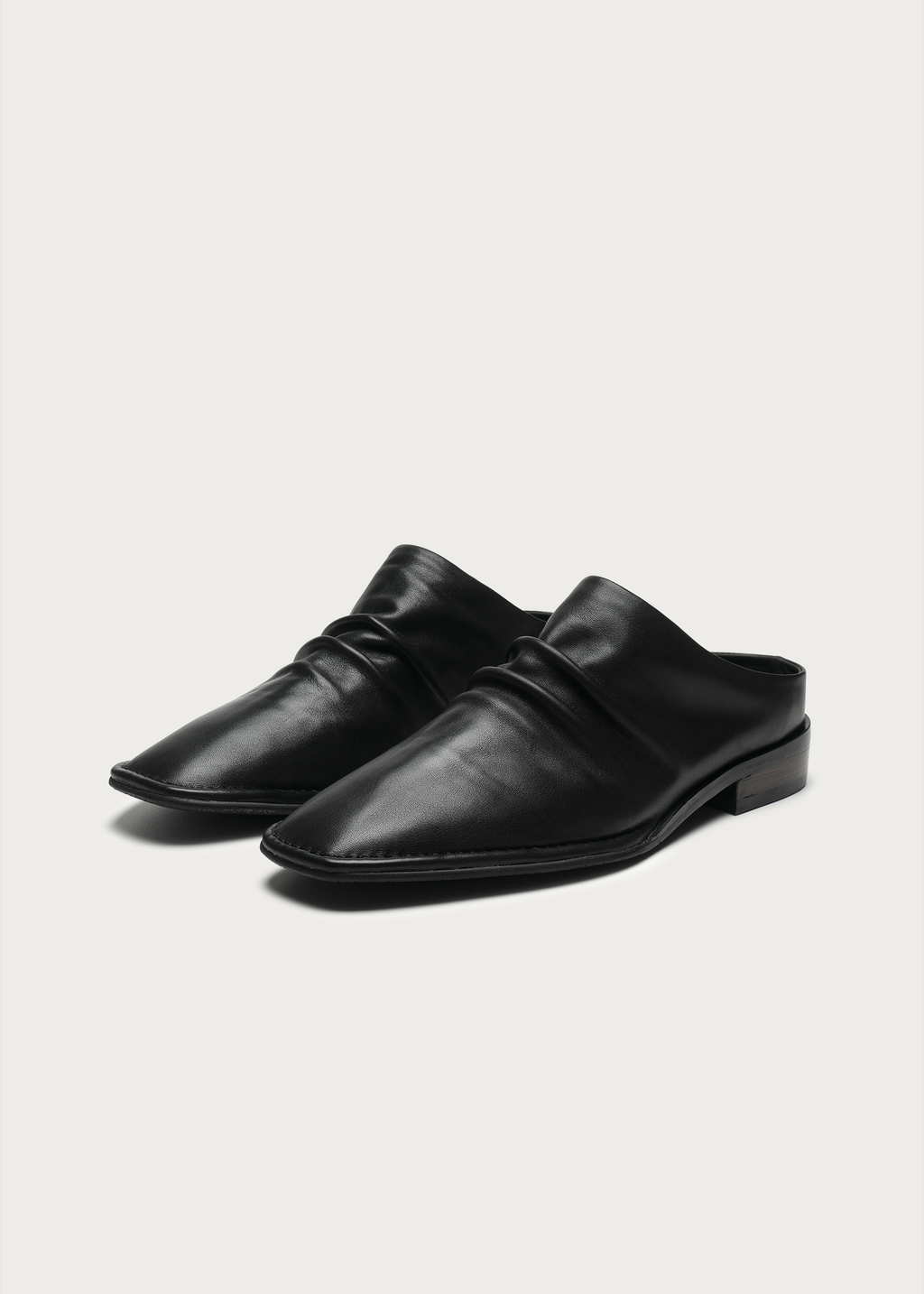 Riven Wrinkle Leather Mules Black