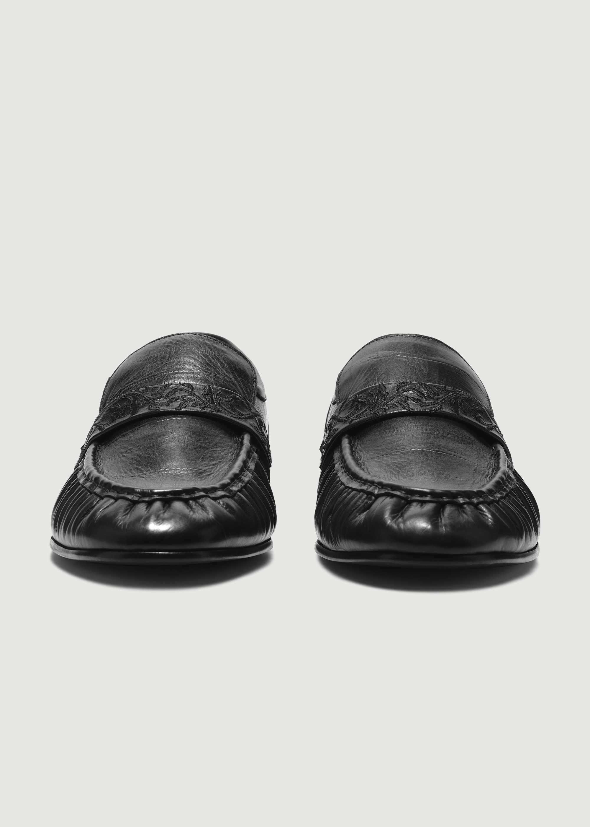 Loafers Vine-engraved Elegant black