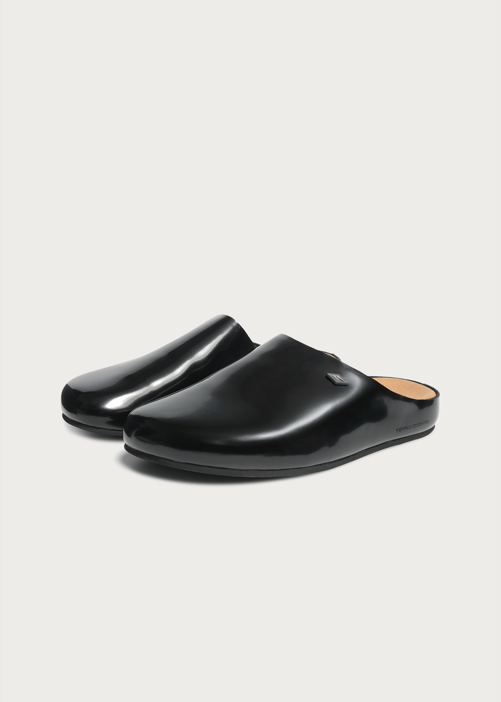 Star Emblem 3.0 Glossy Leather Clogs Black