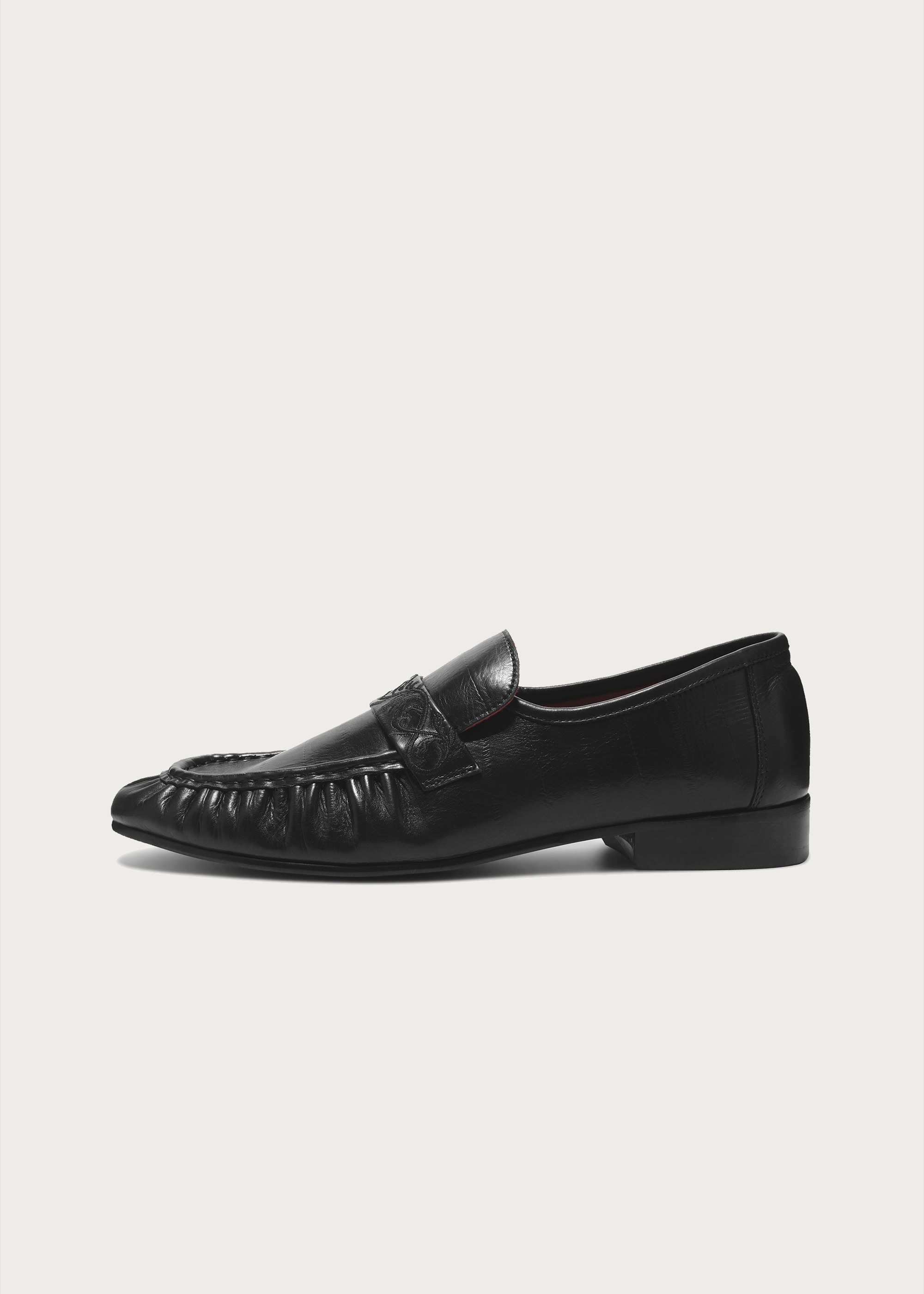 Loafers Vine-engraved Elegant black