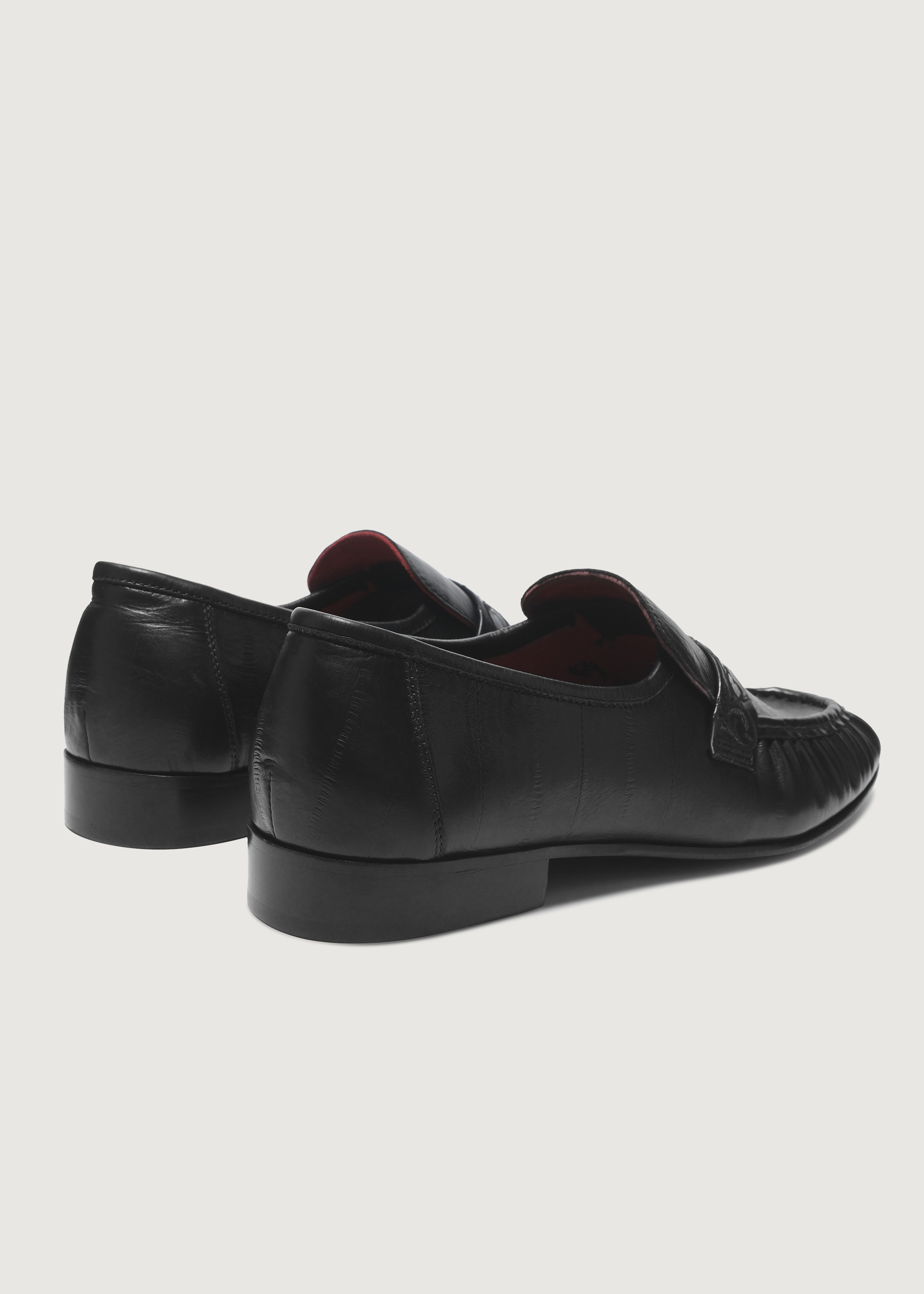 Loafers Vine-engraved Elegant black