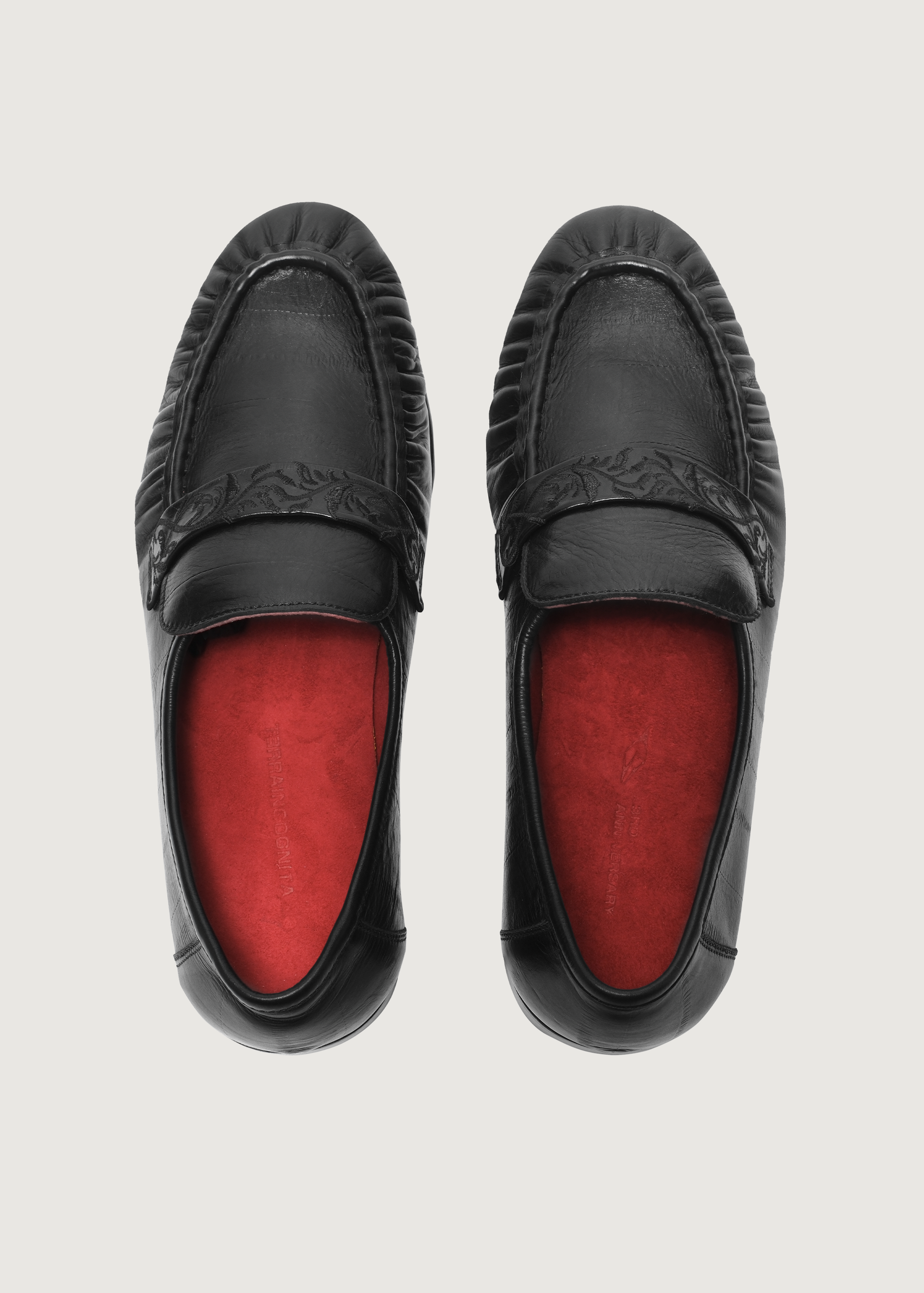 Loafers Vine-engraved Elegant black